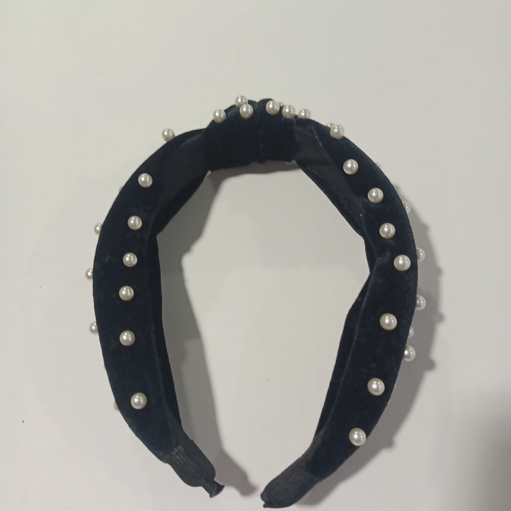 Chic Pearl-Studded Velvet Headbands - Black and Cream - Picture 3 of 8